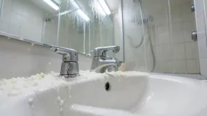 co rozpuszcza kamień