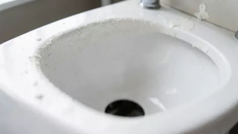 jak pozbyć się kamienia z toalety