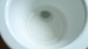 Kamień w WC poniżej linii wody